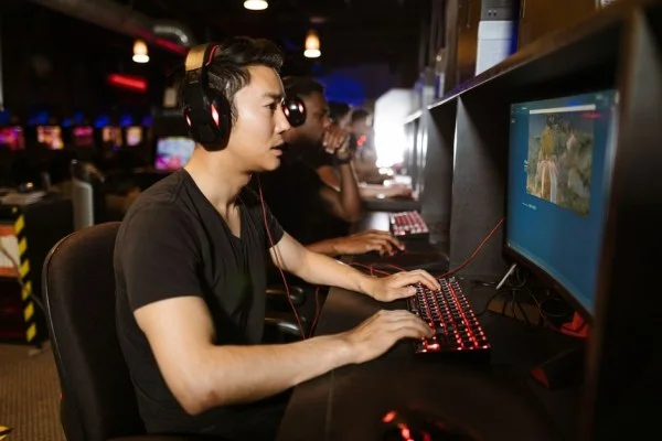 gamer playing dota on computer